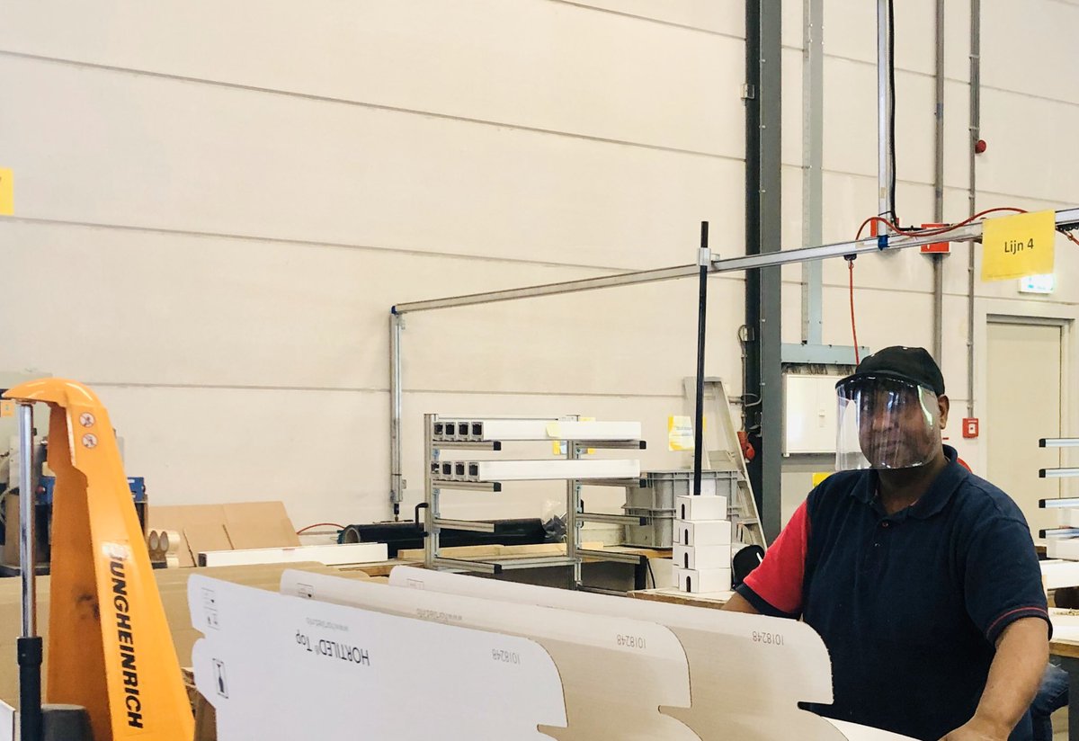 U wilt altijd zekerheid dat uw producten in uitstekende staat worden geleverd. Voor ons zusterbedrijf <a href="/HortiluxNL/">Hortilux Schréder</a> werken onze collega’s in alle veiligheid aan het zorgvuldig verpakken van de HORTILED Top-armaturen. #AchievingPerfection