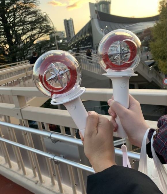 KpopGeneratio10's tweet photo. 💗 Lightstick Stray Kids disponible dès maintenant sur notre site ! 💗
Voir le lightstick ▶️ https://t.co/dIuXyK3azd
💜
#StrayKids #StrayKidsfr #StrayKidsfrance https://t.co/4Gg2fmPcbp