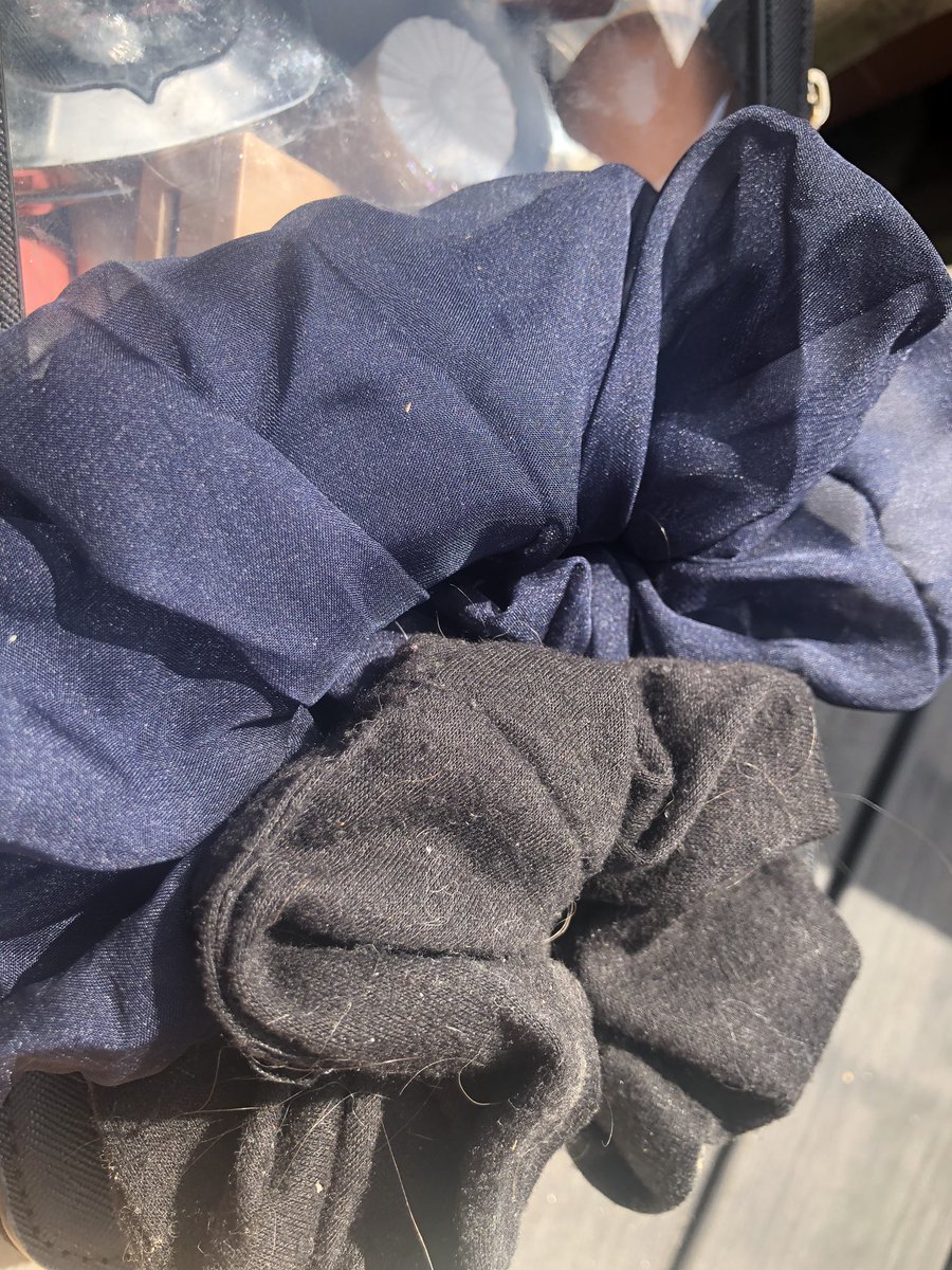 enza88's tweet photo. @FreePeople little bit gutted that the black scrunchie I ordered turned up navy. (The black one shown is for comparison) https://t.co/wItk2iIb4J