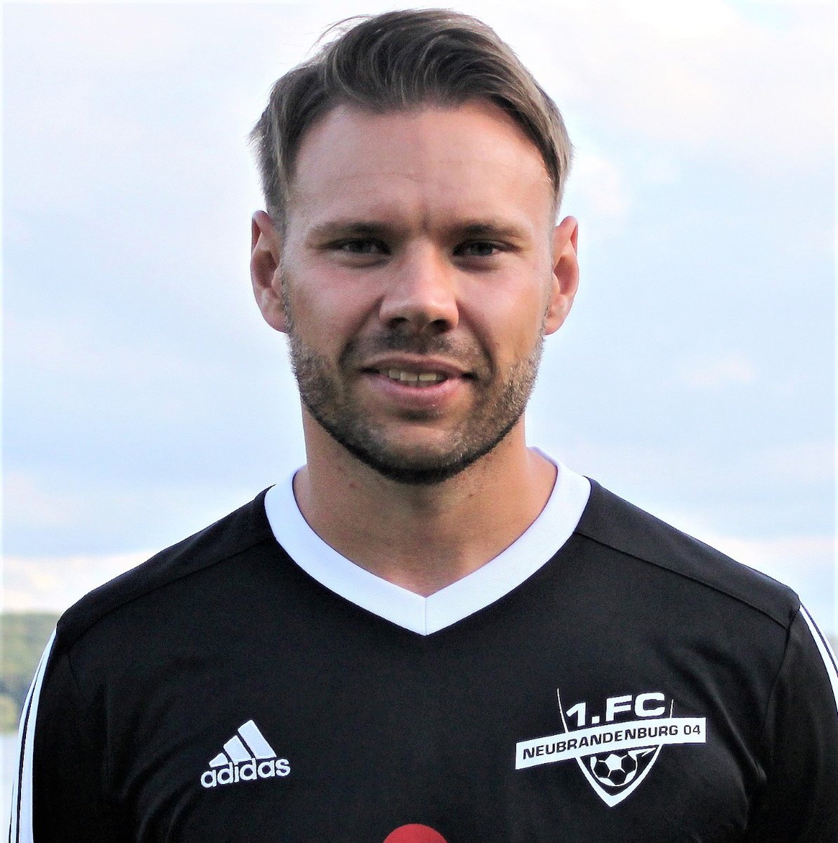 Benjamin Wegener verlängert ⚪️🔵

Auch Benjamin steht unseren Männern in der nächsten Saison zur Verfügung! ⚽️
 
Schön dass du dabei bist, Benny! 💙

➡️ 1fcneubrandenburg04.de/kaderplanung-h…