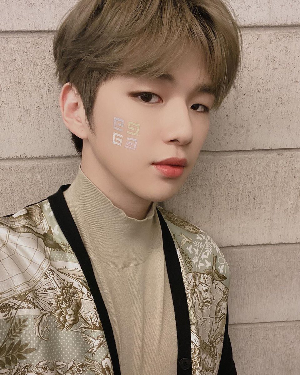 able_kangdaniel's tweet photo. 매일매일 레전드 찍는 미모💛✨
헤어 컬러도 너무 이쁘다(๑˃́ꇴ˂̀๑)💛✨
#강다니엘 #KANGDANIEL https://t.co/UhspkfBZww