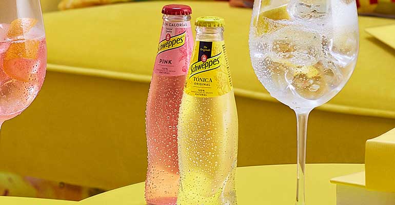 info_horeca's tweet photo. ⭐️Y seguimos destacando empresas que apoyan al sector: tres millones de consumiciones y 20  millones de euros son las ayudas de @Schweppes_ES para la #hosteleria ➡️https://t.co/McM6N6YnSq #hostelería #JuntosSaldremosAdelante  @SchweppesProfesional https://t.co/Dx98As0p5g
