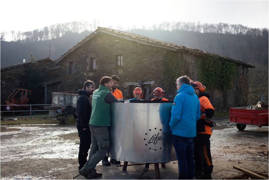 Bioenergia_Cat's tweet photo. Presentem @SocialForest_EU!
L'objectiu inicial era crear ments sostenibles. Actualment, realitza projectes de #gestióforestal, actes de teambuilding al bosc, pedagogia forestal i s'especialitza en l'ocupació de col·lectius en risc d'exclusió. 

#SocisCBC 

https://t.co/wEPkqRdGkD https://t.co/Ueudd13O8N