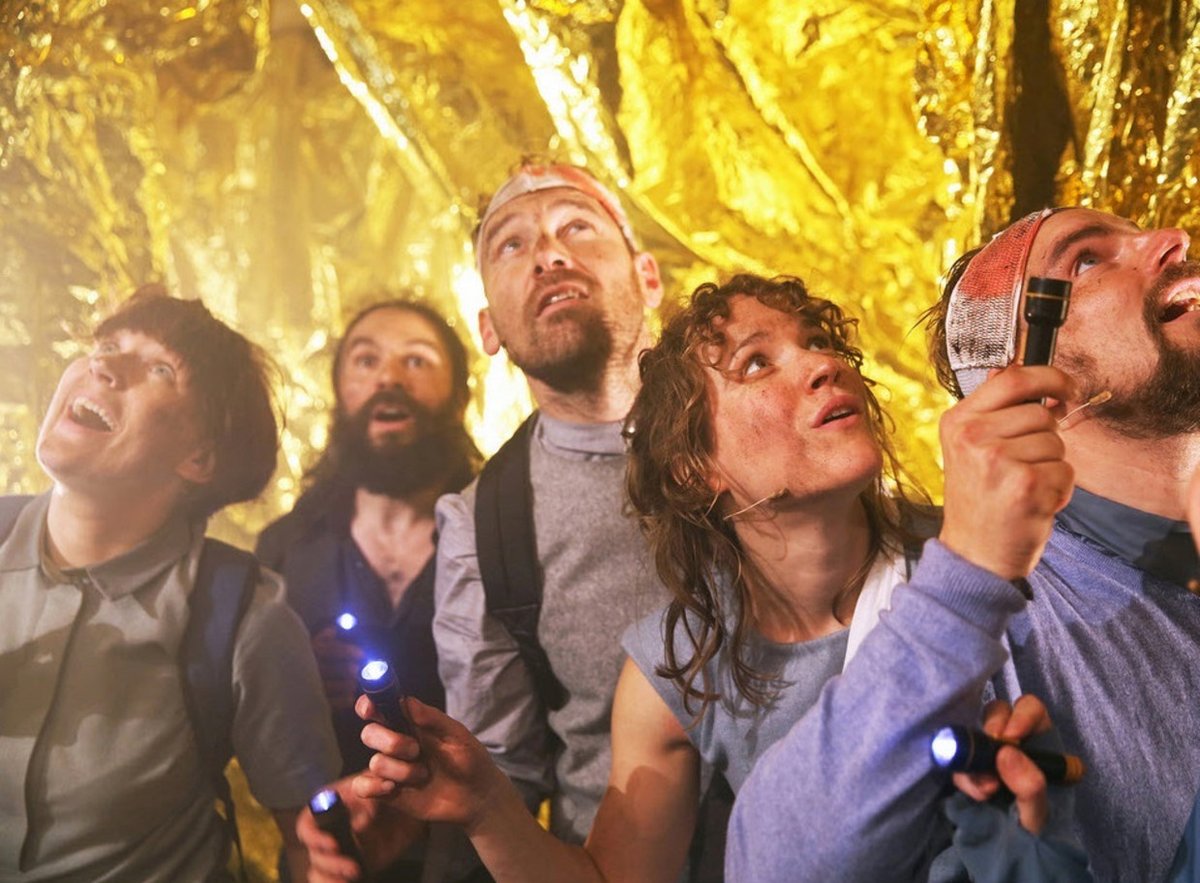 Vijf zingende acteurs en een danser vertellen het spannende verhaal van een vader, zijn kinderen en hun hond die samen op berenjacht gaan.🐻 Een voorstelling over moedig zijn,  óvermoedig zijn en bang zijn onder de dekens, gemaakt door Theater Sonnevanck.👉bit.ly/2WGWNtW