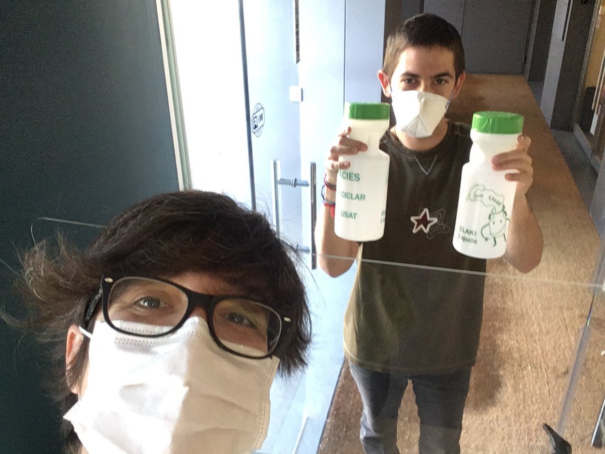 ApindepL's tweet photo. L’ #apindèpic Oriol ha vingut a fer el canvi de #claki . Ens ha portat 2 #clakis plens d’oli i se n’ha endut dos de nets. ♻️
Oriol, quina alegria reteobar-nos! 😍
@APINDEP @Cooperativa70 #reusereducerecycle #reciclatge #eco #ecofriendly #cafeteriesquemolen #visitesquemolen https://t.co/8X3KEzh12l