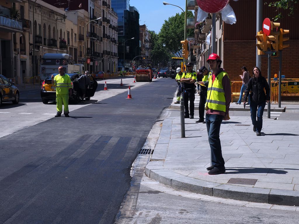 BCN_Mobilitat's tweet photo. 🚧 A la segona quinzena de maig, es reprenen moltes de les obres aturades per l’Estat d’Alarma per adaptar de manera urgent l'espai públic al desconfinament progressiu i fer manteniment de túnels urbans, entre altres,
👇🏻
https://t.co/RZF5Hjzh3g https://t.co/tR5efLt7UI