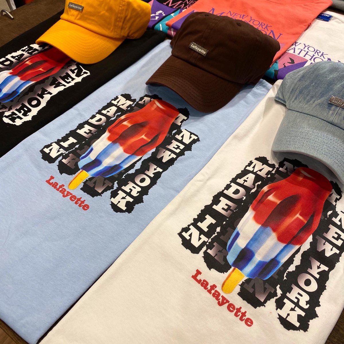 PRIVILEGE_TKSK's tweet photo. ニューヨーク出身のロックバンドが90年代に発表したTシャツデザインをモチーフ🎸⚡️

Lafayette / TRICOLORE BOMB TEE / ¥6,600(tax in)

電話、DMでの通販承っておりますのでお気軽にお問い合わせ下さい📩

https://t.co/vsxUjTdymB

#lafayette #privilege https://t.co/rT1nb0oIrR