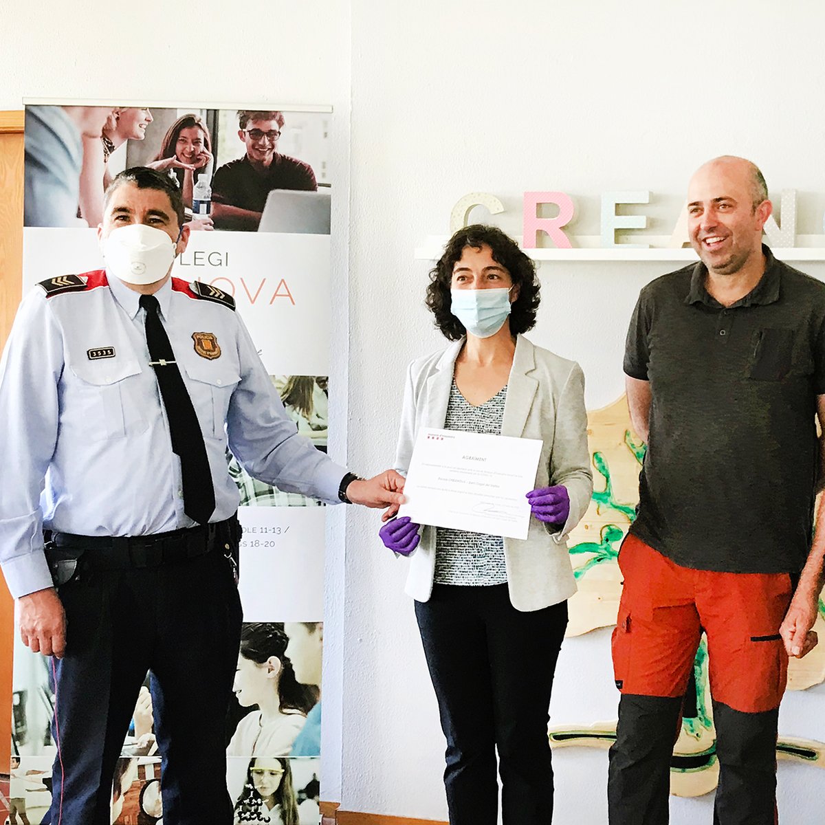 CollegiCreaNova's tweet photo. CreaNova dona de manera altruista 1500 pantalles anti esquitxos i el Cos de @mossos d’Esquadra en fa reconeixement.
https://t.co/V4h3fGspoq
#COVID19 #creanova #mossos #pantalles @Creanova_makers https://t.co/K6SBIakc6w