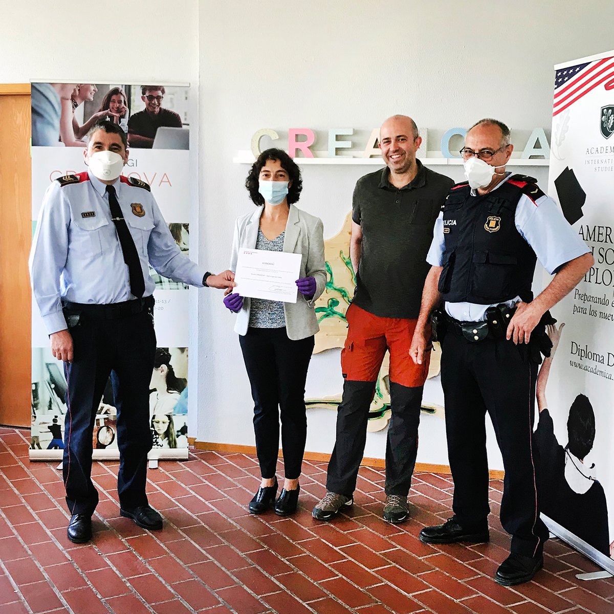CollegiCreaNova's tweet photo. CreaNova dona de manera altruista 1500 pantalles anti esquitxos i el Cos de @mossos d’Esquadra en fa reconeixement.
https://t.co/V4h3fGspoq
#COVID19 #creanova #mossos #pantalles @Creanova_makers https://t.co/K6SBIakc6w