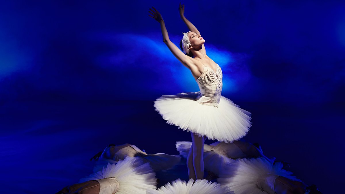 Het Zwanenmeer, het romantische ballet op de muziek van Tsjaikovski, wordt vaak het ‘ballet der balletten’ genoemd. Een ballet dat je minstens eenmaal in je leven gezien moet hebben. Geniet van deze internationaal bejubelde versie van Rudi van Dantzig!👉bit.ly/367pdQG