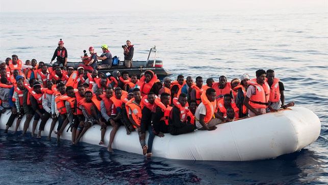 LaAcademiaAyC's tweet photo. Pero cuando lo piensas un poco te surge una y otra vez la misma pregunta: ¿acaso es viable abrirles de par en par nuestras fronteras? ¿Cuántos millones más podríamos recibir sin que se viniera abajo nuestro modelo de sociedad? https://t.co/1RGhdp6Mel