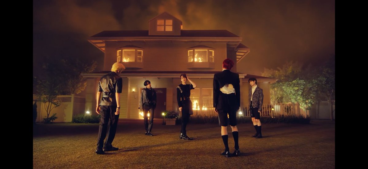 kookieizlayfeuu's tweet photo. FROM THE TEASERS TILL NOW, I CANT GET OVER THE TRANSITION Y'AAAAALL!!!😤💖✨
I MEAN JUST LOOK AT THAT!
From THIS: TO THIS:
like wtffff The Duality, THE AUDACITY?!?!!
#TXT #txtcomeback #EternityTracklist #세계가_불타버린_밤_우린 #Cant_You_See_Me #TXT_Eternity https://t.co/4eZBp4ig4M