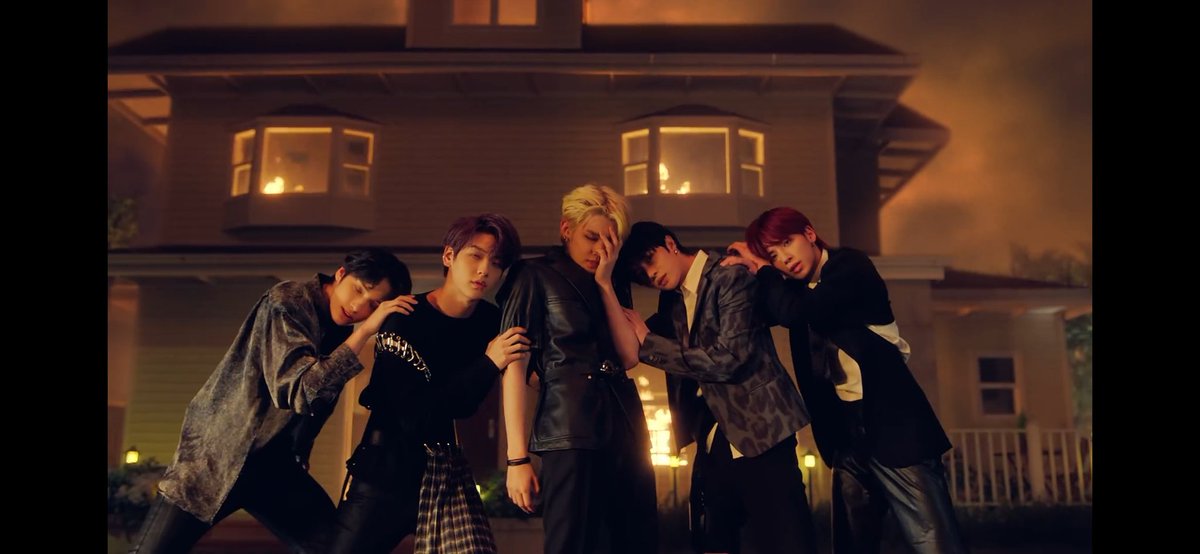 kookieizlayfeuu's tweet photo. FROM THE TEASERS TILL NOW, I CANT GET OVER THE TRANSITION Y'AAAAALL!!!😤💖✨
I MEAN JUST LOOK AT THAT!
From THIS: TO THIS:
like wtffff The Duality, THE AUDACITY?!?!!
#TXT #txtcomeback #EternityTracklist #세계가_불타버린_밤_우린 #Cant_You_See_Me #TXT_Eternity https://t.co/4eZBp4ig4M