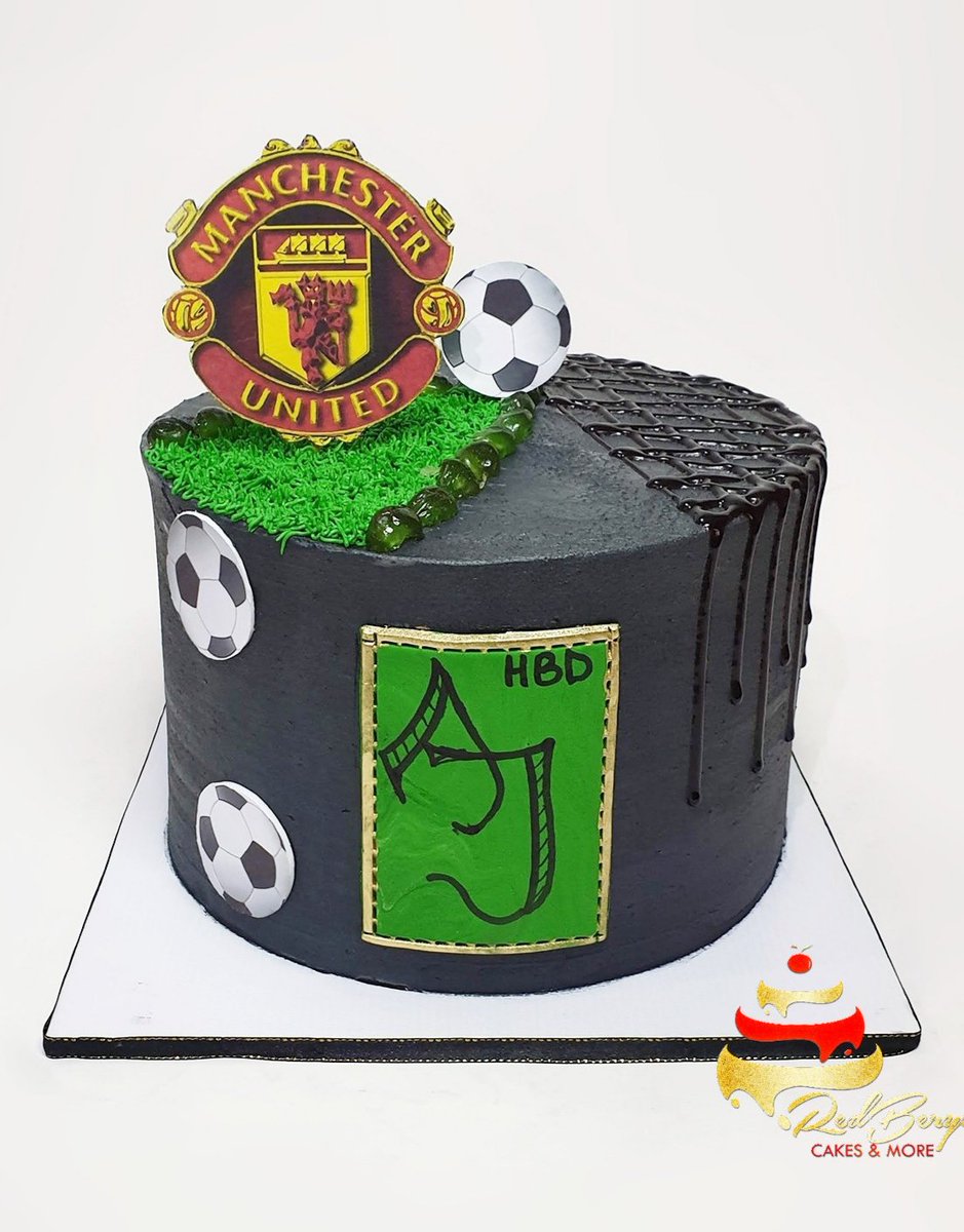 When in doubt, wear #black 😎 Proudly #manu 🙌🏽 . . #staysafe people ❤ #redberylcakes . . #ManchesterUnited #manucake #football #buttercream #buttercreamcake #redberylcakes