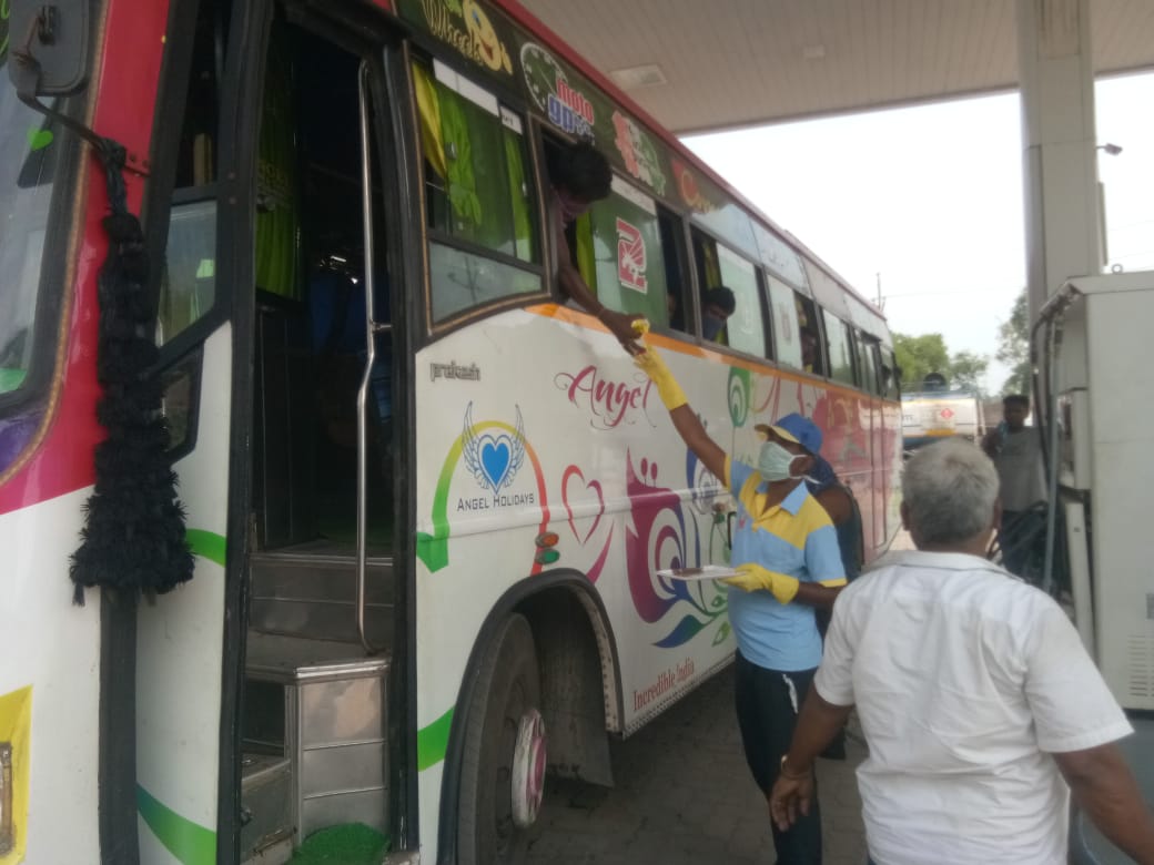 bpcretailbokaro's tweet photo. Snacks &amp; water provided  to migrants traveling in  bus reached Jamshedpur way from Tamilnadu at our outlet M/s. Royal fuels situated on NH33. @jainsuk3 @palit1963 @BPCLimited @BPCLRetail @singharunbpcl @dpradhanbjp https://t.co/lUJRyUGOX1