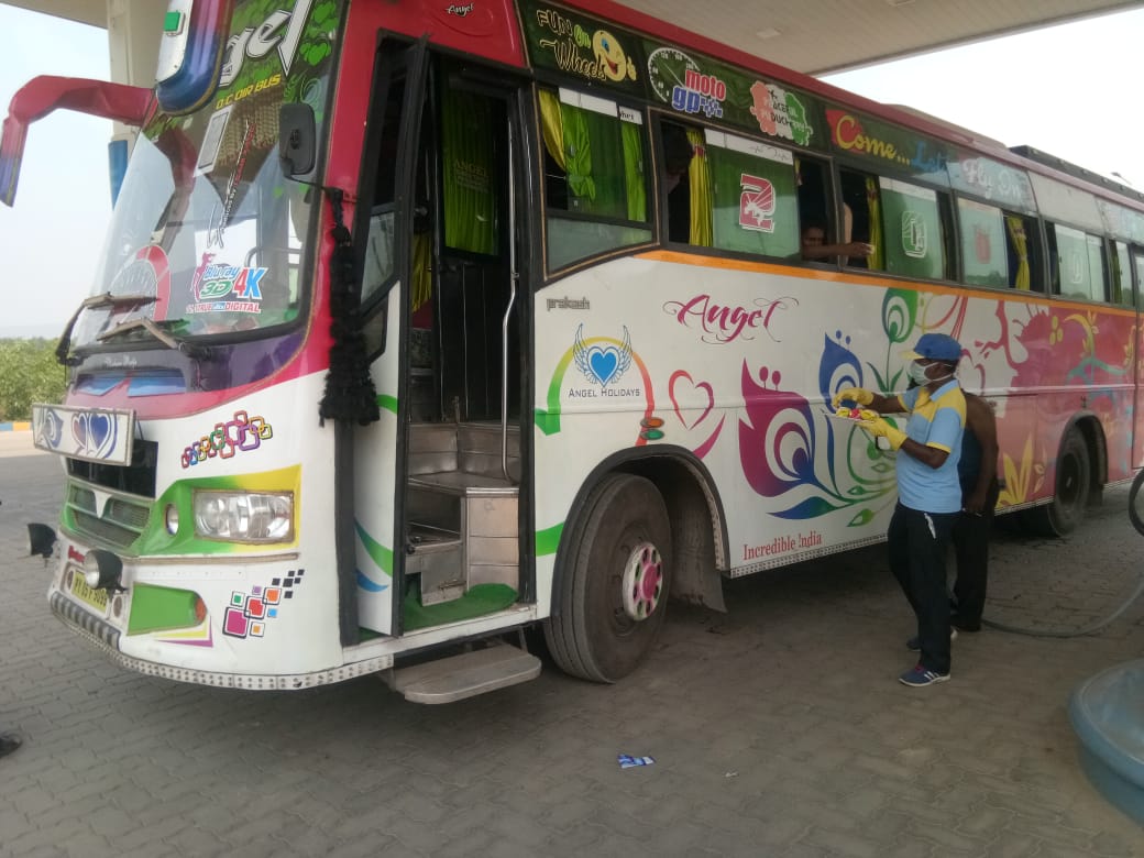 bpcretailbokaro's tweet photo. Snacks &amp; water provided  to migrants traveling in  bus reached Jamshedpur way from Tamilnadu at our outlet M/s. Royal fuels situated on NH33. @jainsuk3 @palit1963 @BPCLimited @BPCLRetail @singharunbpcl @dpradhanbjp https://t.co/lUJRyUGOX1