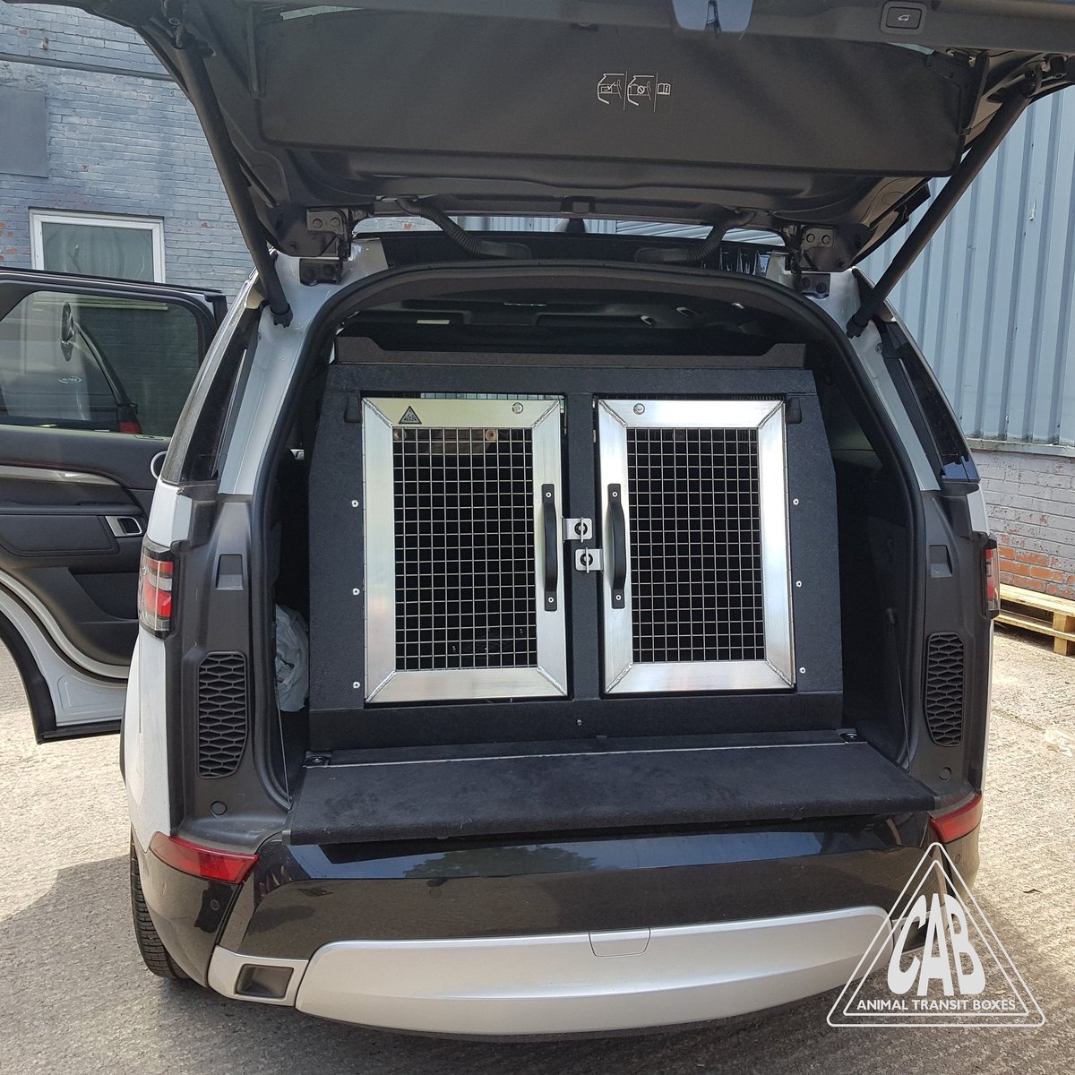 CABboxes's tweet photo. Landrover Discovery 5 fitted with a CAB2 dog box &amp; top tray. CAB boxes are fully sealed so any dirt, hairs or accidents is contained within the box, keeping your vehicle nice &amp; clean @CABboxes @BritishShooting  @TheGameFair @North_shootshow @LandRover #cabtransitboxes #cabboxes https://t.co/CFaJrxqVfe