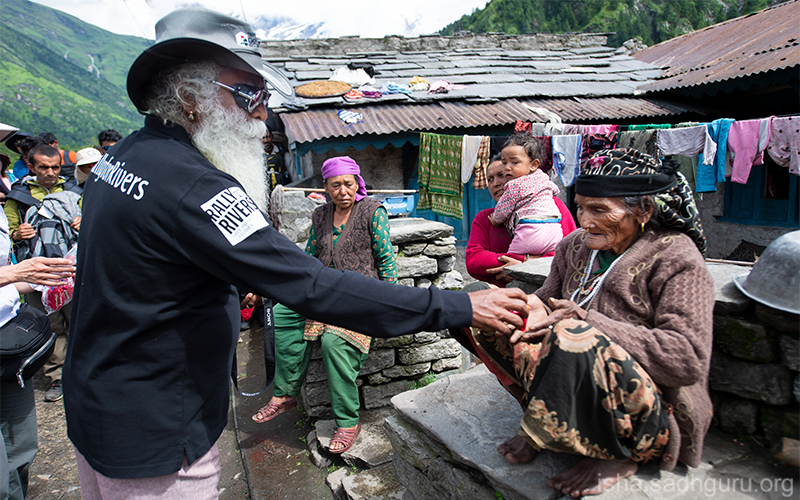 SadhguruJV's tweet photo. People are successful not necessarily because they work hard. They just do the right things in given situations. #SadhguruQuotes https://t.co/B4BN7xd1Jz
