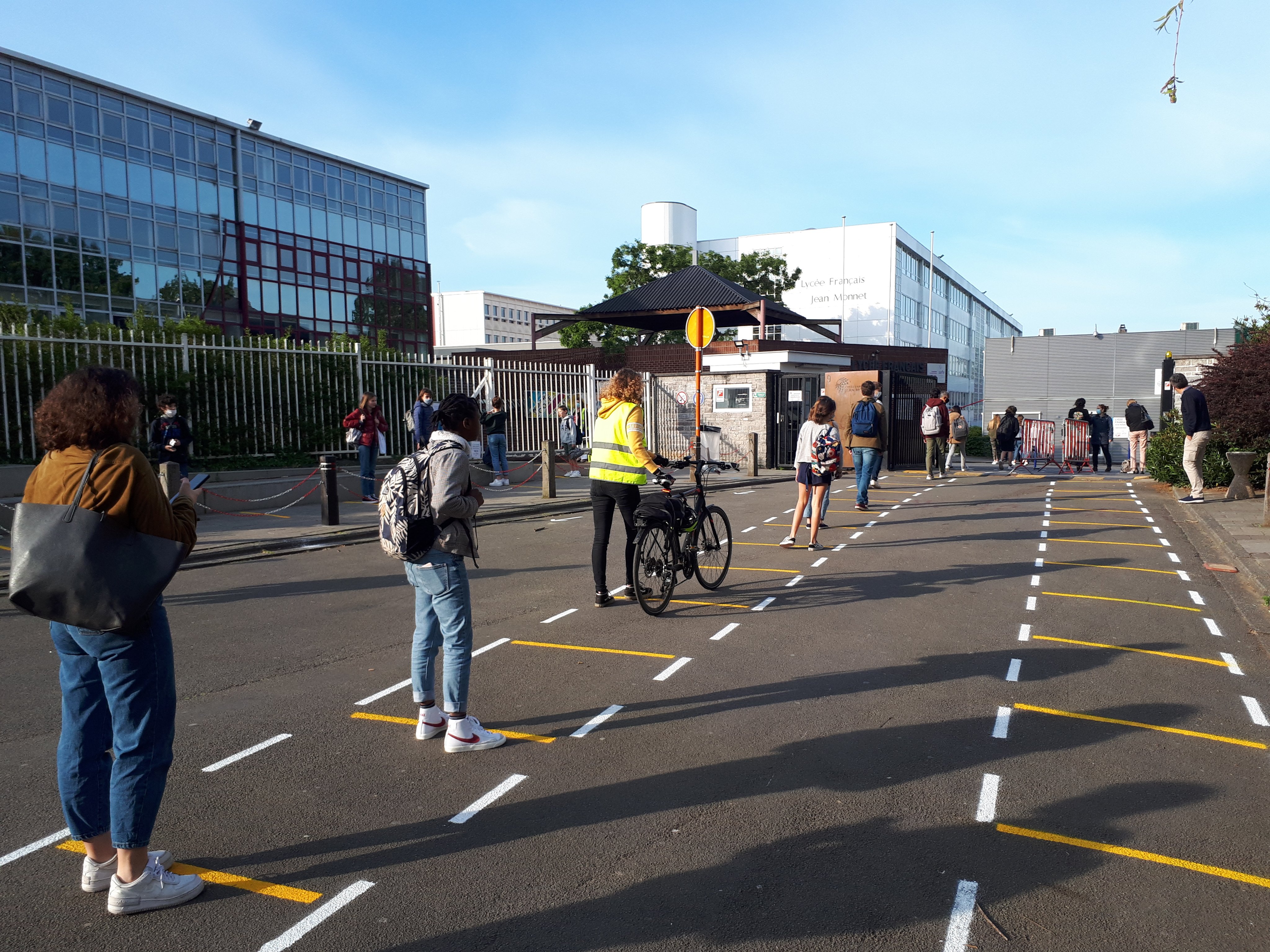 France Belgique Culture 🇫🇷🇧🇪 on Twitter: "Le Lycée Français Jean-Monnet  à #Bruxelles a rouvert ses portes ce matin ! Les élèves reviennent par  petits groupes en suivant les règles de sécurité sanitaire
