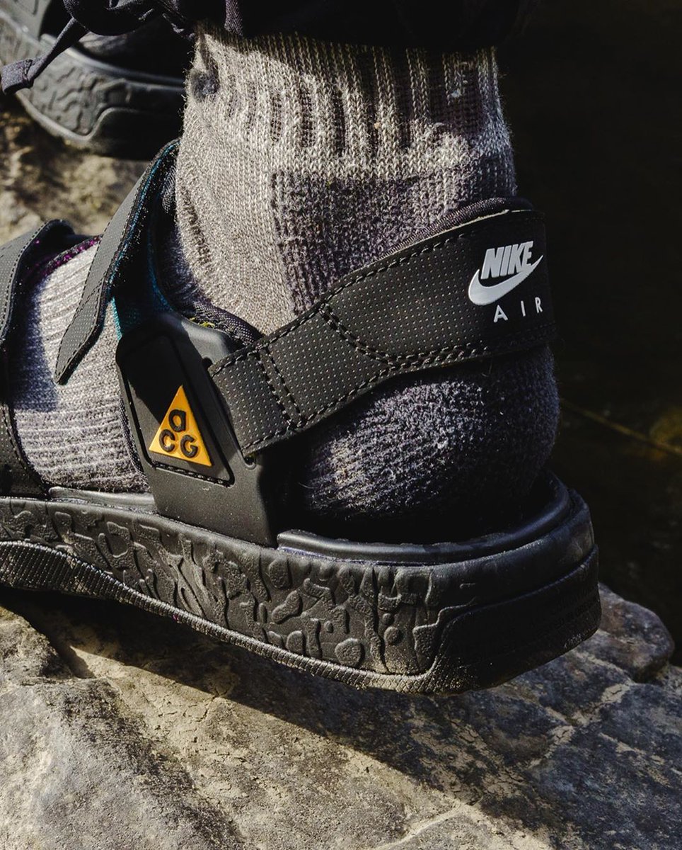 nike air deschutz on feet