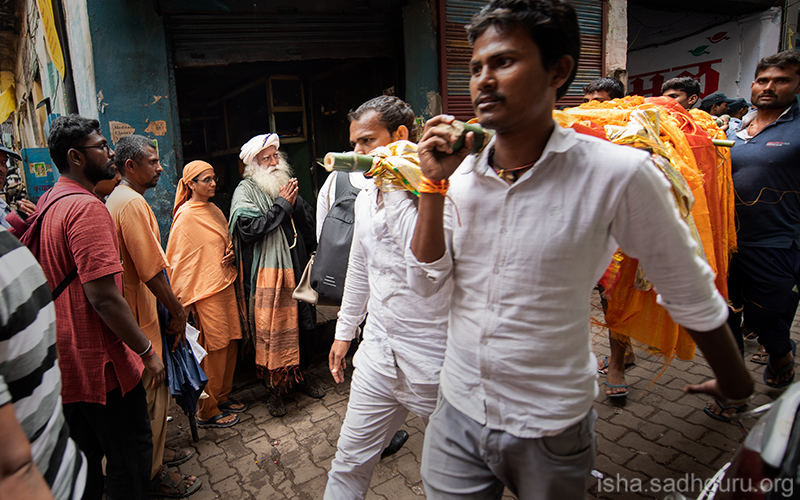 SadhguruJV's tweet photo. Death is something that happens only once in our lives. It is important that we conduct it well. #SadhguruQuotes https://t.co/BG624zwTgh