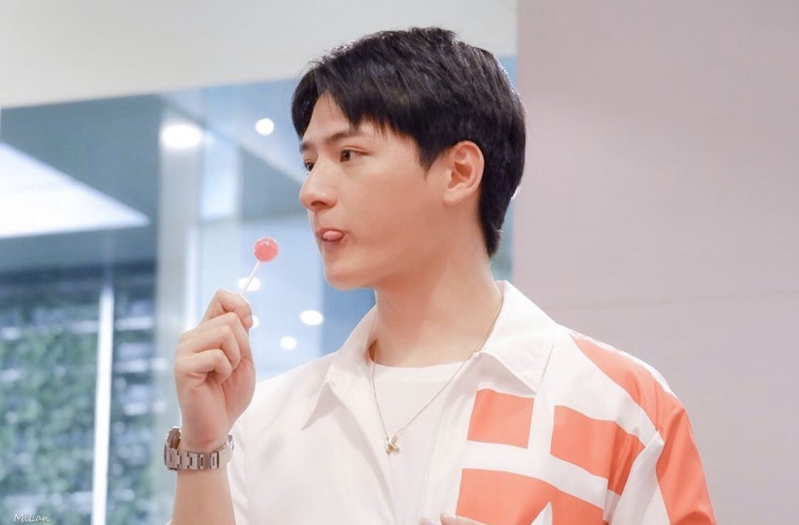 do yall remember that video where someone took his lollipop away and he pouted,,, well this is him before that(peep my pinned tweet the video is under that thread ur welcome)