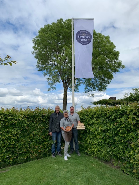 BetuwsBest's tweet photo. #persbericht Op 12 mei hebben diverse deelnemers het officiële certificaat ontvangen als partner van #BetuwsBest. Naast het officiële certificaat zijn alle partners nu extra zichtbaar met een Betuws Best vlag en raamsticker. Lees het hele persbericht hier https://t.co/OWwvsYdQcv https://t.co/85rRAlgitU
