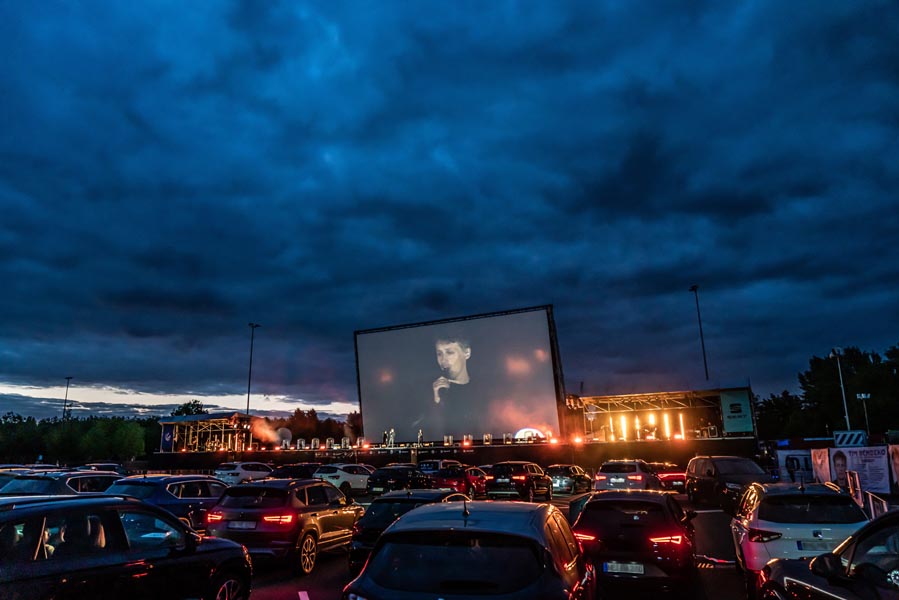 RumBat's tweet photo. Bu salgın döneminde oldukça izole bir keyif olabilecek
Türkiye'de de bazı belediyelerin de başlattığı #DriveIn sinema ve konser etkinlikleri, 60 yıl öncesinin güzel bir geleneğini yeniden canlandırıyor.
#ikod klasikler için uzun yıllardır bu Drive-In buluşmalarının öncüsü olmuştu https://t.co/jpuh6XYKtp