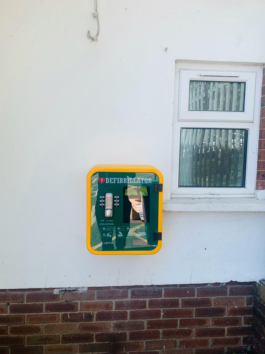 SWFireandRescue's tweet image. If you live near #Treharris Fire Station, you may have noticed our new addition....

The newly placed defibrillator is a joint initiative in conjunction with @WelshAmbulance and Treharris Local Councillor Gareth Richards 👇 bit.ly/TreharrisDeFib