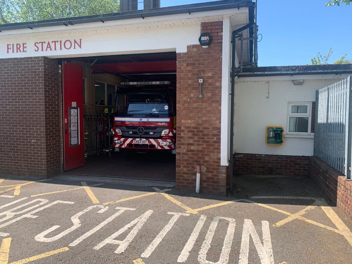 SWFireandRescue's tweet image. If you live near #Treharris Fire Station, you may have noticed our new addition....

The newly placed defibrillator is a joint initiative in conjunction with @WelshAmbulance and Treharris Local Councillor Gareth Richards 👇 bit.ly/TreharrisDeFib