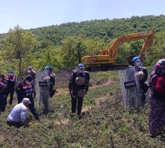 ozanblk_'s tweet photo. Önceden devlet doğayı insanlardan korurdu. Artık insanlar doğayı devletten korumaya başladı. 
Fotoğrafta gördüğünüz gibi doğasına sahip çıkan ekolojistlere barikat kuruluyor. 
Bugün Kirazlıyayla yarın senin yaylana gelecekler! 
Sesimize ses olun
👇👇👇👇
 #BursayıTerkEt https://t.co/MAcc3hDrzK