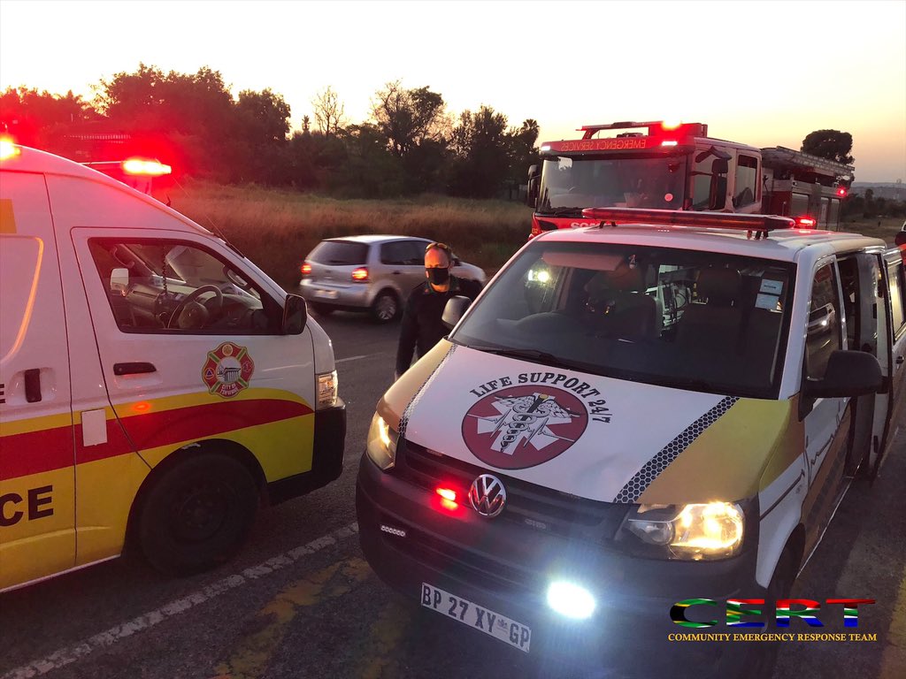 [Rooihuiskraal] three people sustained injuries in a motor vehicle collision on Old Johannesburg Road near Central road in #Centurion.   <a href="/sa_cert/">CERT-SA</a> <a href="/GautengEMS/">Official_GautengEMS</a> <a href="/CityTshwane/">City of Tshwane</a>