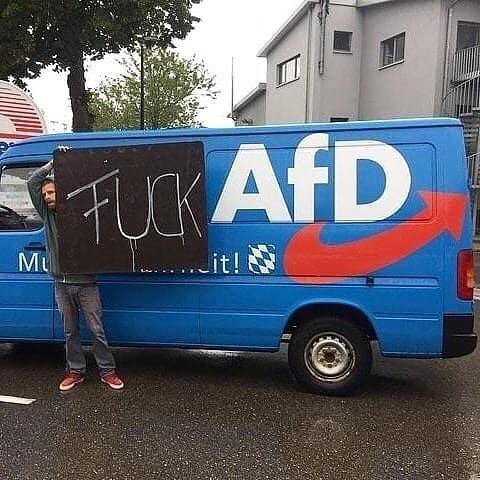 KeinBockAufNazi's tweet photo. 👏👏👏😁 Kriegen wir hier 5000 Favs für seine Aktion zusammen? #fckafd #noafd https://t.co/WJYzuGOKef