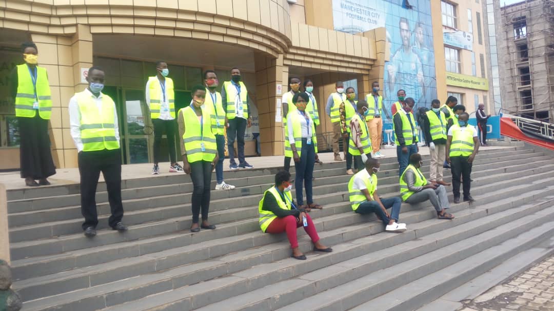 RYVCPNorthern's tweet photo. Urubyiruko rw'abakorerabushake @RYVCPNorthernP1 bakomeje ibikorwa bitandukanye birimo gutunganya imihanda yangirijwe n'ibiza no gukora ubukangurambaga bwo kurwanya icyorezo cya Coronavirus @gatjmv @AbdallahMurenzi @Rwandapolice @RwandaYouthVol1 @PeterNdayisaba2 @DUNIASaadi1 https://t.co/sMItz8yuQo
