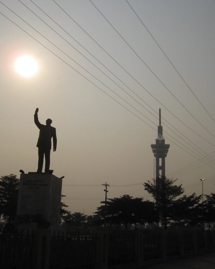 Héros national Monsieur Lumumba, Place de l’Echangeur et Limete, Croisement boulevard Lumumba. .