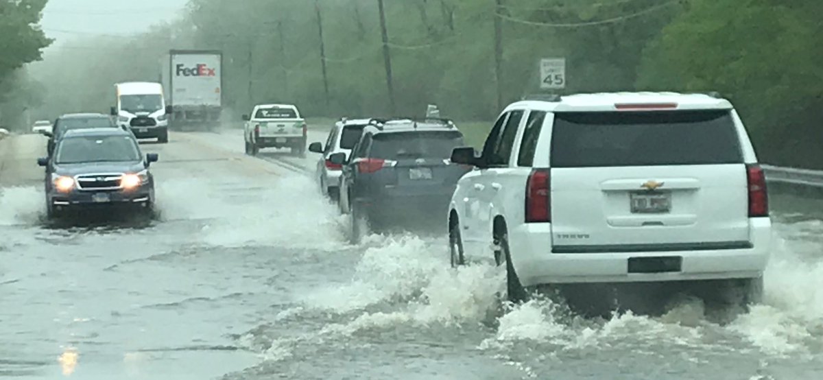 BeauDuran's tweet photo. From Kris Habermehl in #Mobile780 in #DesPlaines where many streets near the river have high standing water. While drivers are able to get thru for now water levels can change in an instant. If you aren't sure you can make it through don't risk it. #ChicagoTraffic @WBBMNewsradio https://t.co/xh8j9QlHlb