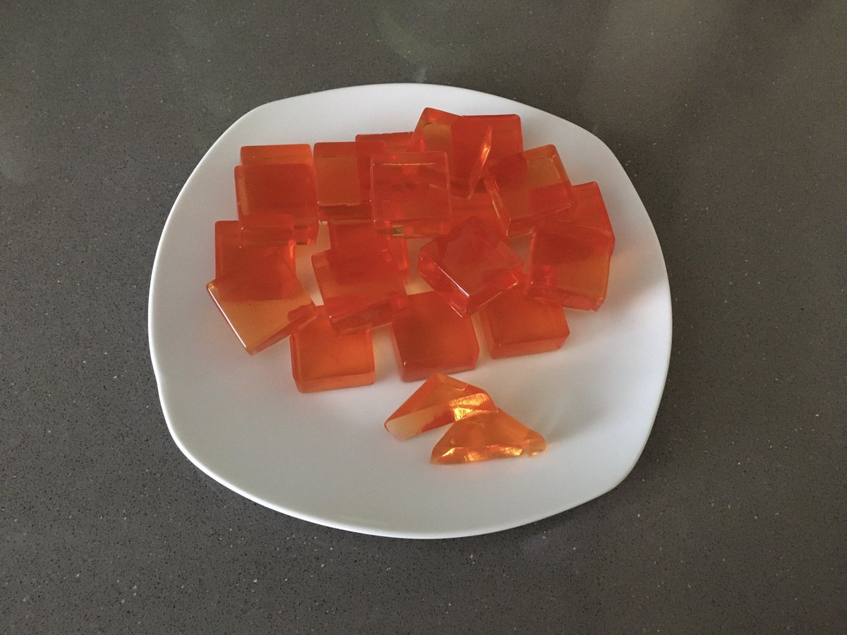 ReceitasSimple3's tweet photo. Gomas saudáveis 

Ingredientes
200 ml de água a ferver
1 saqueta de gelatina s/açúcar
10 gr de gelatina neutra

Preparação
Ferver a água, juntar a gelatina sem açúcar e a neutra e mexer.
Colocar na forma de silicone e levar ao frigorífico durante 2h

https://t.co/IknS99CMNv https://t.co/YBQw0oOnPh