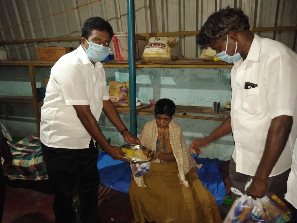 Senthil00100745's tweet photo. தலைவர் தளபதி ஆணைக்கிணங்க பண்ருட்டியில் அன்னை தெரசா  அறக்கட்டளை இருக்கும் மாற்றுத்திறனாளி மற்றும் முதியோர்க்கு அண்ணாகிராமம் ஒன்றிய செயலாளர்  வி கே    வெங்கட்ராமன் கொரோன நிவாரணம் வழங்கினார் அருகில் மாவட்ட தொண்டரணி அமைப்பாளர் கதிர்காமன் மற்றும் ராமலிங்கம் https://t.co/jjYXdmZLJQ