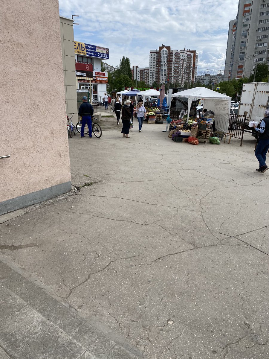 GOaJJvspEZqjaVL's tweet photo. @SamMobilePriem ул. Георгия Димитрова д. 117. Во что превратили улицы нашего города? Сплошная незаконная уличная торговля. Почему на это никто не реагирует? https://t.co/UFFke86WXO