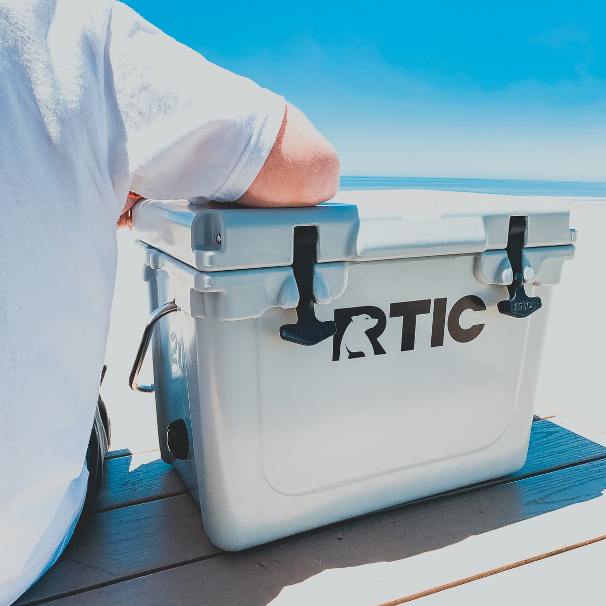Summer vibes ☀️
Grey 20’s are back in stock, grab yours today!
#RTIC #OverBuiltNotOverPriced