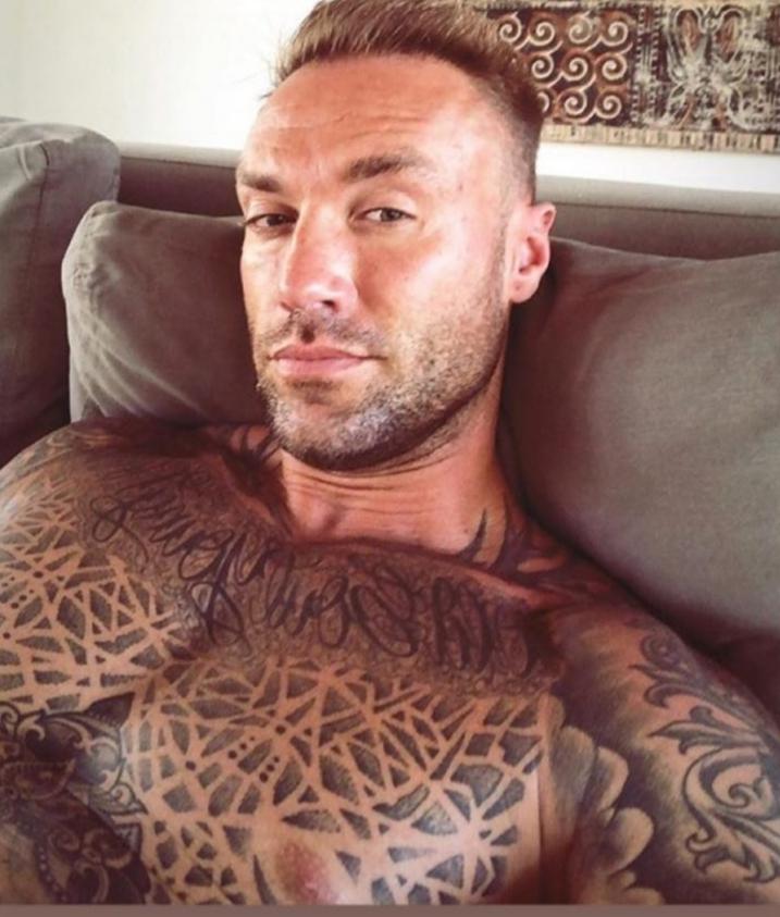 debilvsmusic's tweet photo. When your having a shit day & this handsome face pops up #thanksformakingmesmile
#mancrusheveryday
#givingmetheeye
#missingyourhugs @CalumBest https://t.co/uoHhyLB2tu
