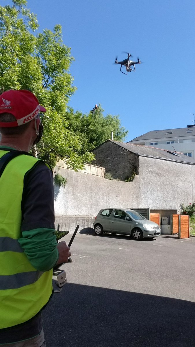 DicoLSF's tweet photo. Pas facile de faire des #photos et des #videos avec un #masque et avec un #drone Bientôt des séquences en #langue des #signes #lsf pour découvrir des mots Faut bien se recycler après  le #confinement https://t.co/4c347YuHLu