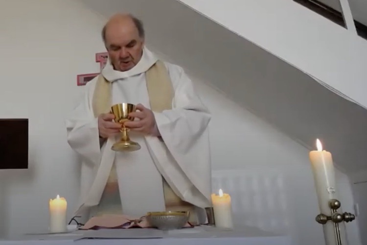 Mgr Tony Rogers from Aldeburgh, who is completely isolated because of the pandemic, describes what the experience of lockdown can be like for a parish priest.
rcdea.org.uk/reflections-fr…