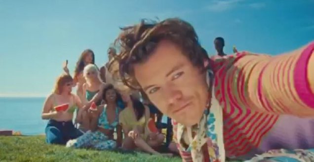 Angelicupcakes's tweet photo. WHAY RHE FUCK HES TAKING A SELFIE NO A GROUFIE I DONT KNOW WHAT THE FUCK BUT HES TAKING A PICYURE #WatermelonSugar #HarryStyled https://t.co/6ZLDMA6qfv