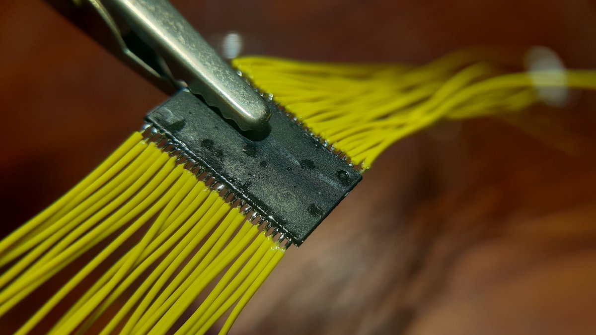 marcjacobi's tweet image. This bug is not dead, It&apos;s alive!
#deadbug #SMD 0.8mm pitch.