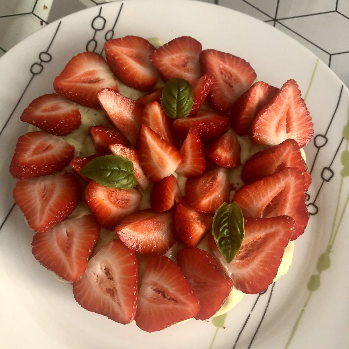 Its_Mary13's tweet image. On s’amuse comme on peut ! Tarte fraises/basilic ! 🍓👩‍🍳