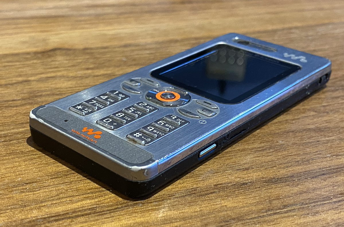 MobilePhoneMuseum on X: The Sony Ericsson W880i. Released in