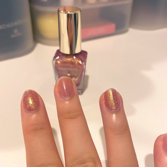 剥がれかけのネイルにキャンメイクの偏光ネイルしたらムーンプリズムパワーがメイクアップしてしまった🌙 