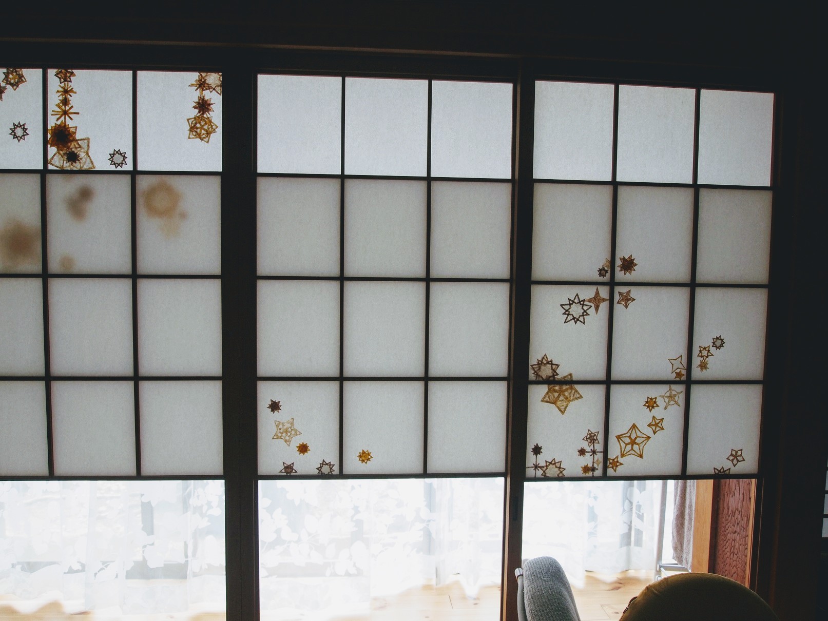 山本図鑑 障子リメイク ｄｉｙ 今日はもうクタクタ 刺繍ではないものを連投 うちの和室 星型に切った和紙をたくさん貼ったカンタン障子リメイクです T Co Q2q1mdkdhh Twitter