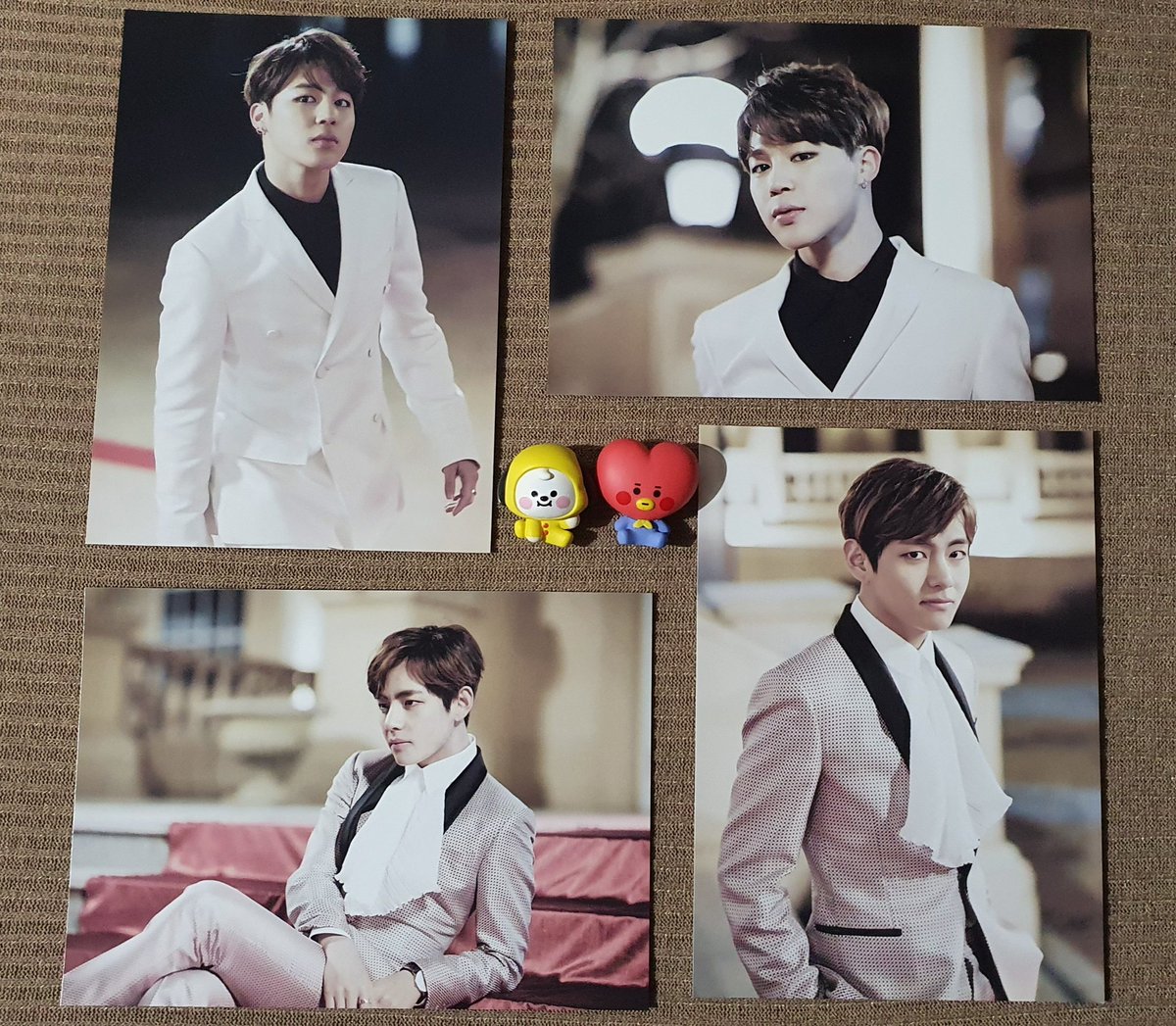 mypraiseus's tweet photo. My VMin Epilogue cards and various Japan Muster items arrived today! Thank you @purplebasketph for making my Monday more bearable. Labyu 😘

(Ang laki pala nila OMG. Akala ko PC size 😳) #papercollector @BTS_twt https://t.co/YC18NVNHFn